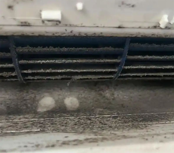 裕安空调吹的风有股烧焦味是怎么回事